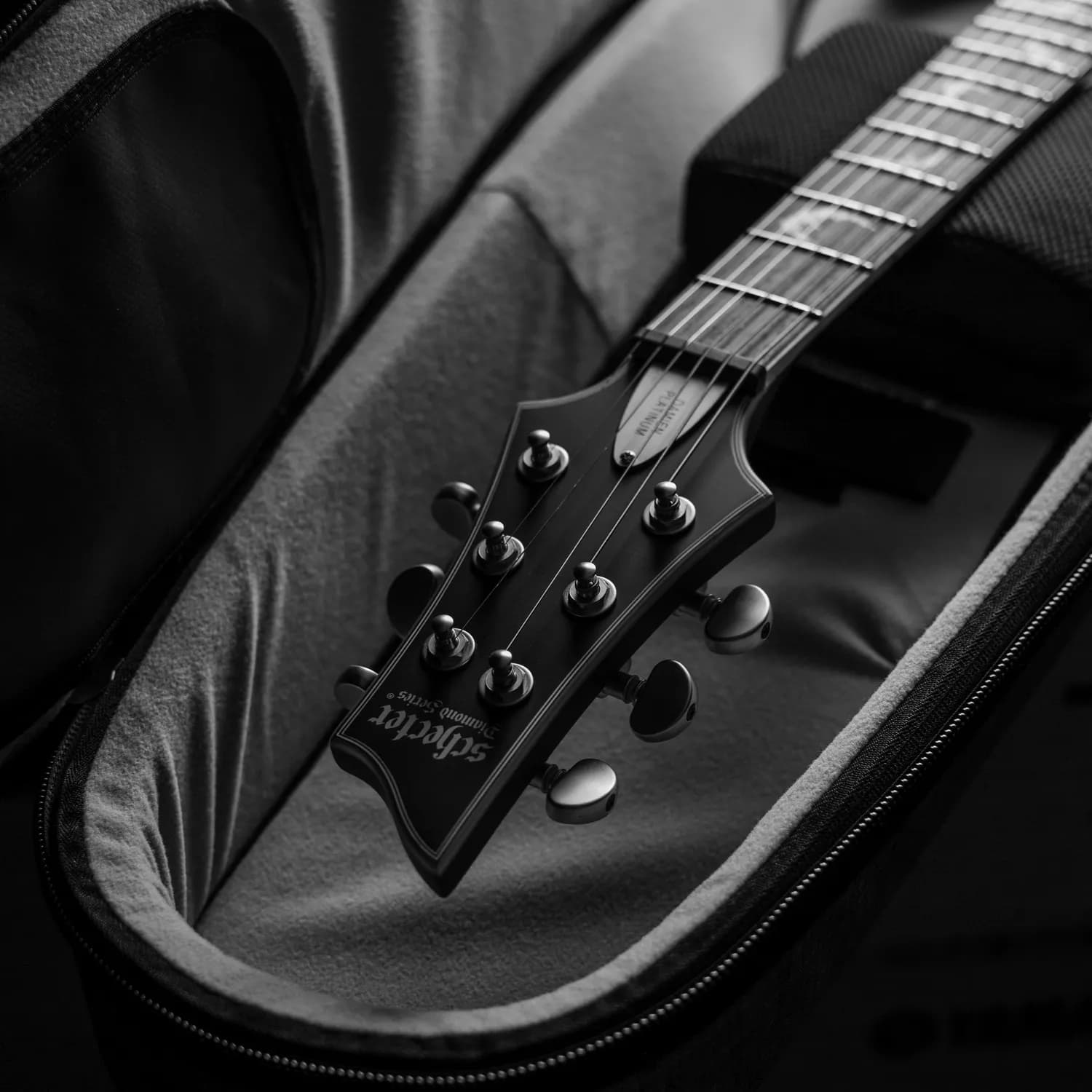 电吉他与原声吉他对比选购：音色特点、演奏方式及品牌推荐