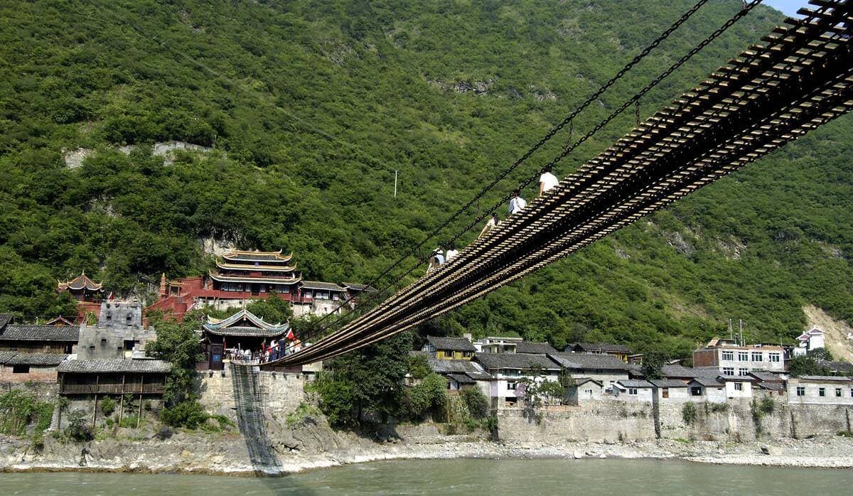 三百年前的泸定桥是怎么建成的？1万多个铁环重40吨，仍然很结实