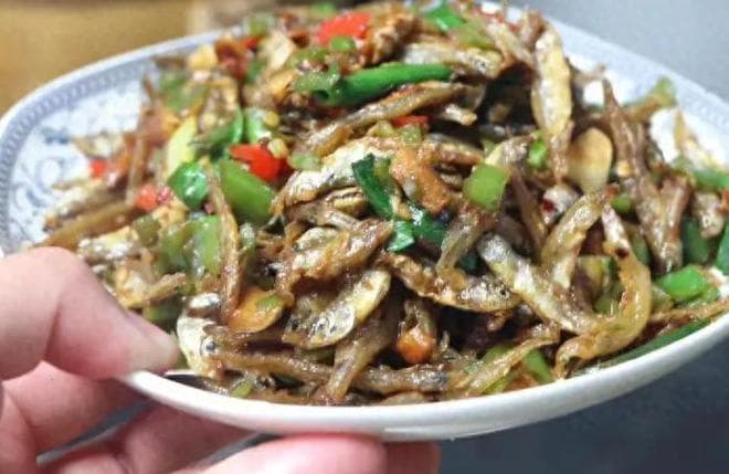 家常炒鱼干：咸香美味，轻松上手！