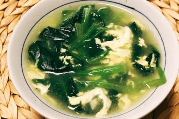 精心制作的菠菜汤，这不仅仅是一碗汤，更是一种生活的态度
