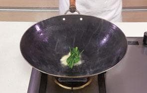 川味辣卤猪肠：传统川菜的制作工艺与食材搭配指南
