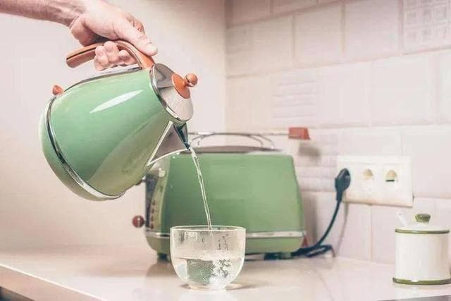 “大量喝水”是错的？医生警告：老年人，喝水应该尽量注意这几点
