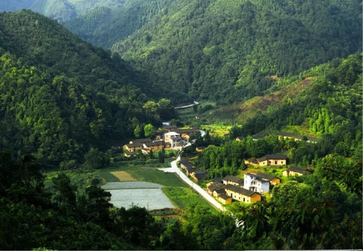 探访广西六坪村：瑶寨古韵与现代文明的和谐共生