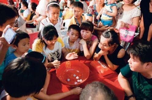 福建厦门中秋节博饼，起源于郑成功收复台湾；距今有500多年历史
