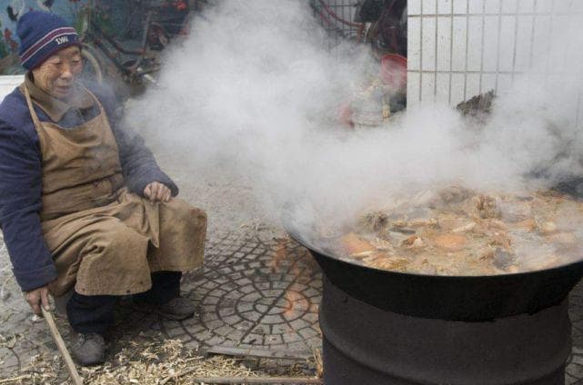 热水煮肉还是冷水煮肉？民间谚语背后的科学原理