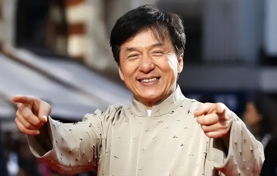 成龙的真名是什么？ 成龙到底姓“成”还是姓“房”，为什么又叫“陈港生”？