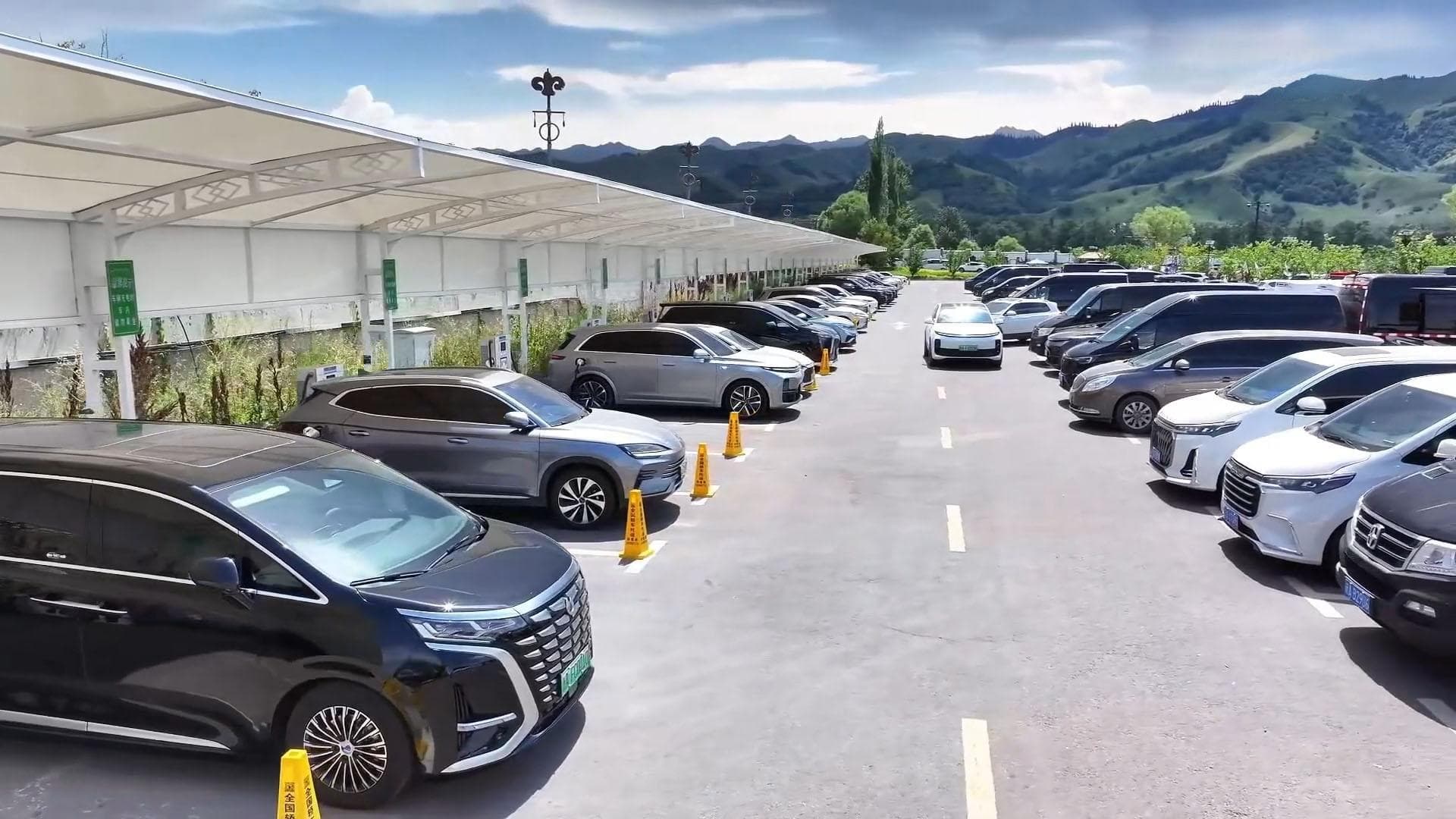 充换电设施"密铺"为新能源车"提速"