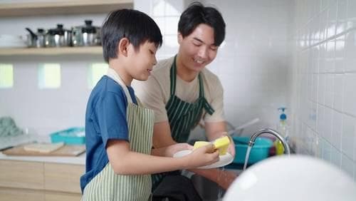 育儿达人教你：各年龄段小孩家务清单，从小培养生活习惯责任感