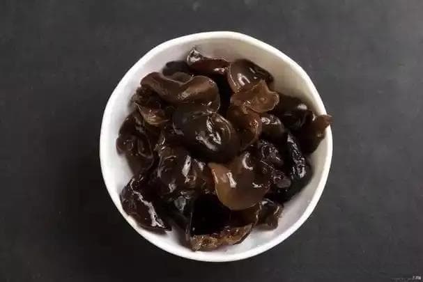 黑木耳也有禁忌？医生提醒：切记不要与这3样同食，看完叮嘱家人