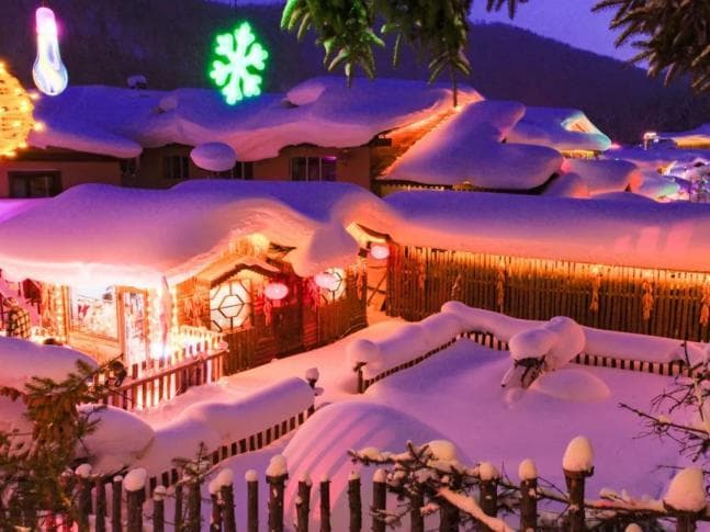 梦幻雪乡：夜幕下的冰雪奇观