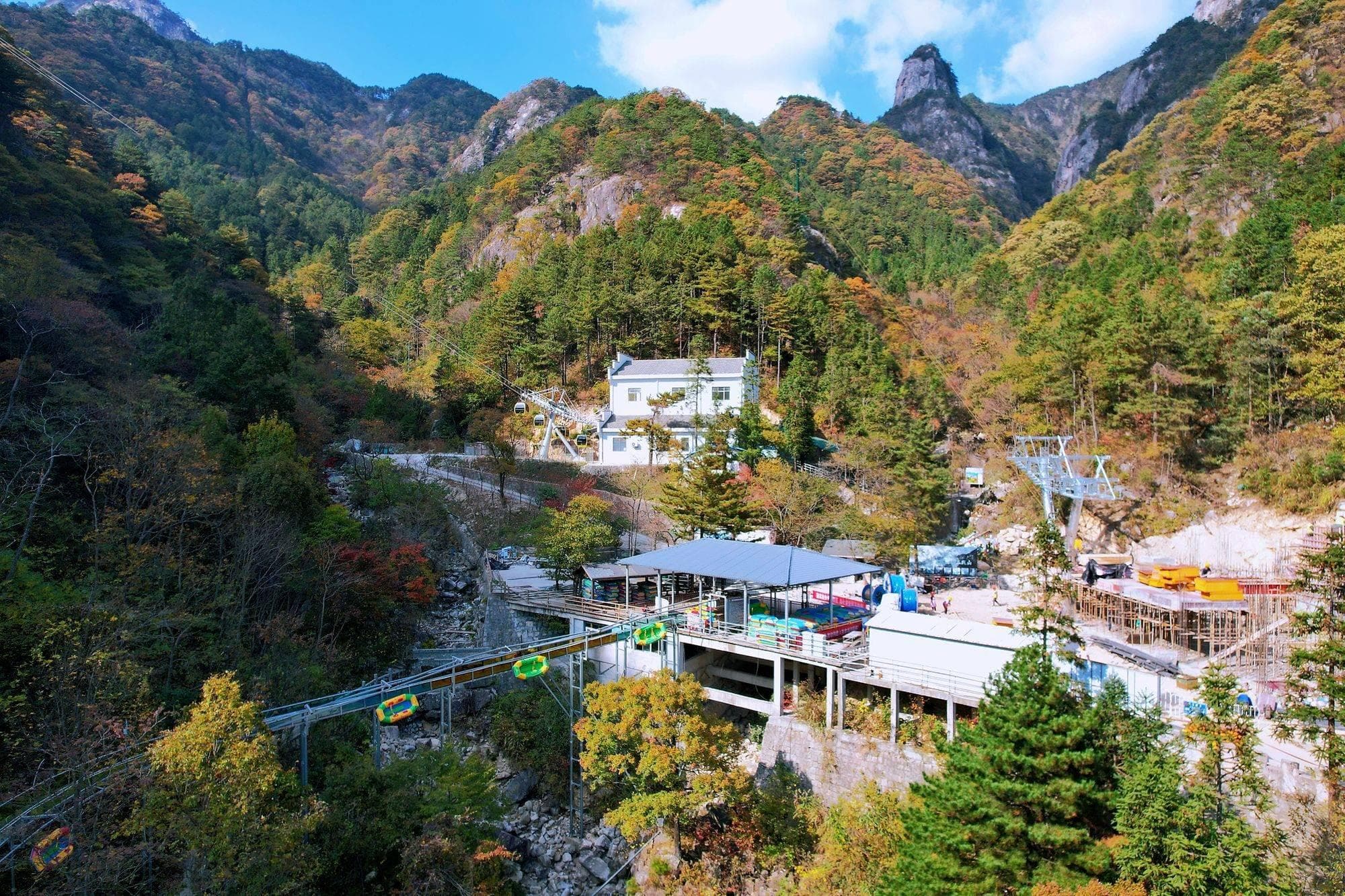 安徽岳西有一座明堂山，秋观红叶，色彩斑斓，吸引了众多游客到来
