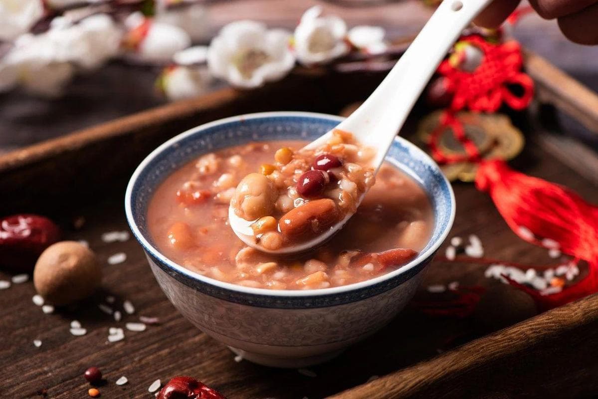 过了腊八就是年！腊八粥、腊八蒜有啥讲究？正确打开方式→