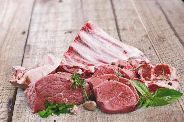 为什么猪肉摆着卖，而牛羊肉却要挂着卖？看完瞬间懂了