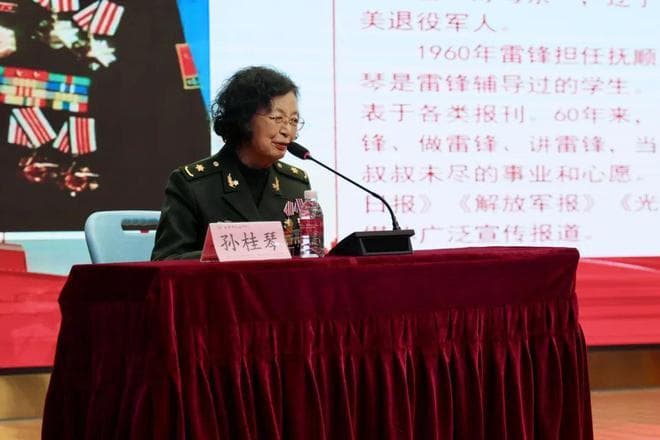 与师生分享独家记忆，雷锋学生走进学校传承雷锋精神