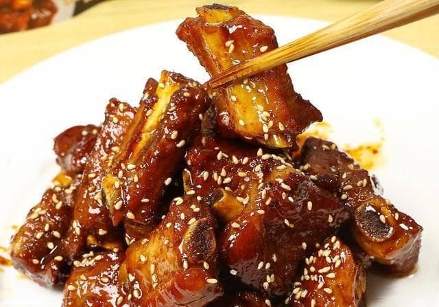 糖醋排骨，酸酸甜甜解酒油腻，还可当小食，春节家宴最抢手