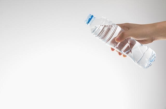坐飞机为什么不能带水？安检后又为什么能买水？
