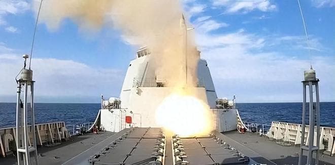 我国055型导弹驱逐舰：延安舰武器系统解析，美军航母扛不住啊