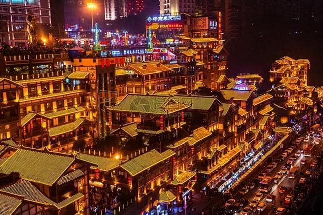 洪崖洞：山城重庆的历史与现代交融之地