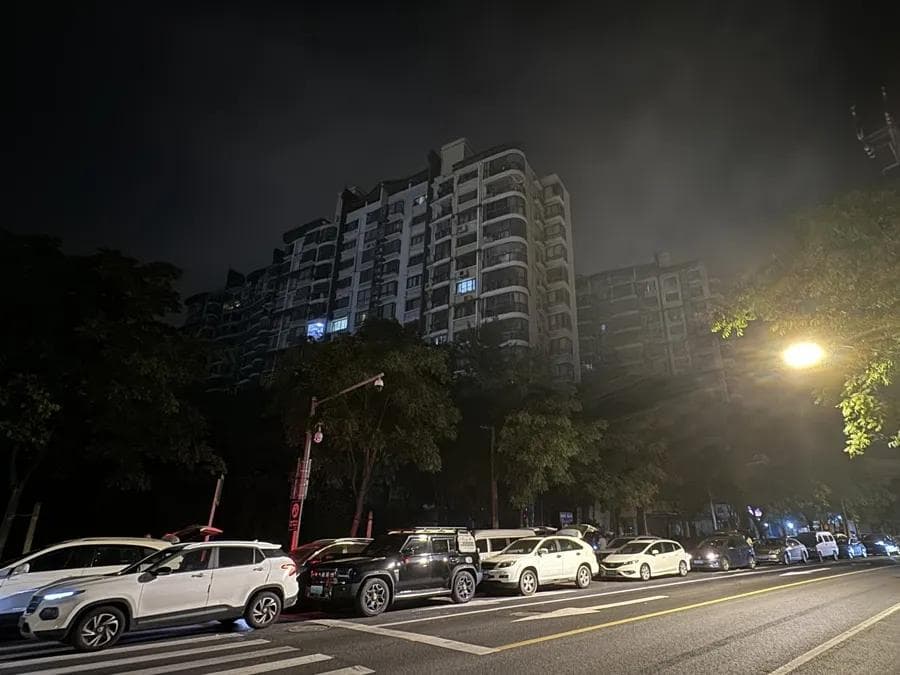 岚灵花鸟市场夜市重现，城管执法难解扰民困局