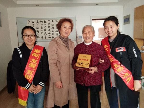 用爱心温暖亲人 以行动诠释孝道