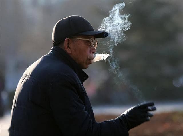 医生提醒：身体出现这4种信号，可能是长期吸烟在敲响健康警钟