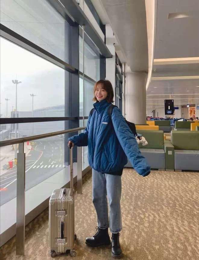 冬季蓝色羽绒服，7种时尚裤鞋组合，穿出青春活力与时尚感