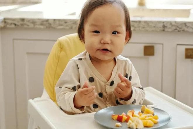 宝宝辅食加盐指南：1岁前不宜加，1岁后如何科学过渡？