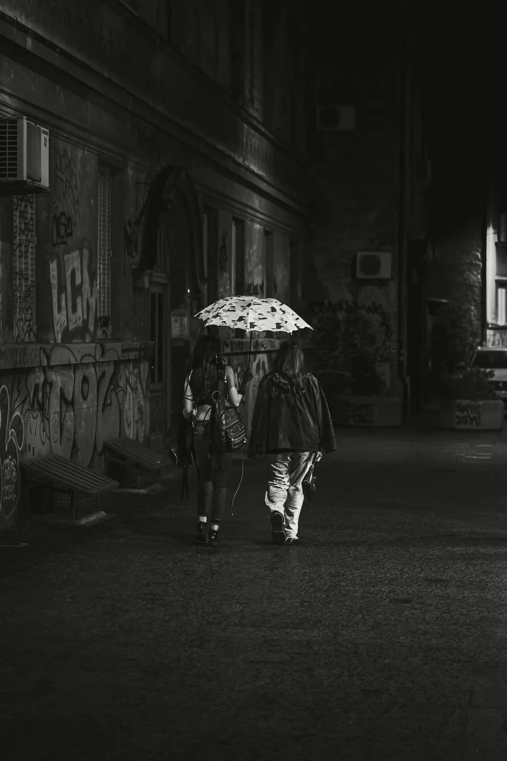 雨夜校门口：母亲将伞偏向孩子的瞬间