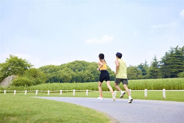 跨境营销中，如何克服文化差异，实现全球化传播？