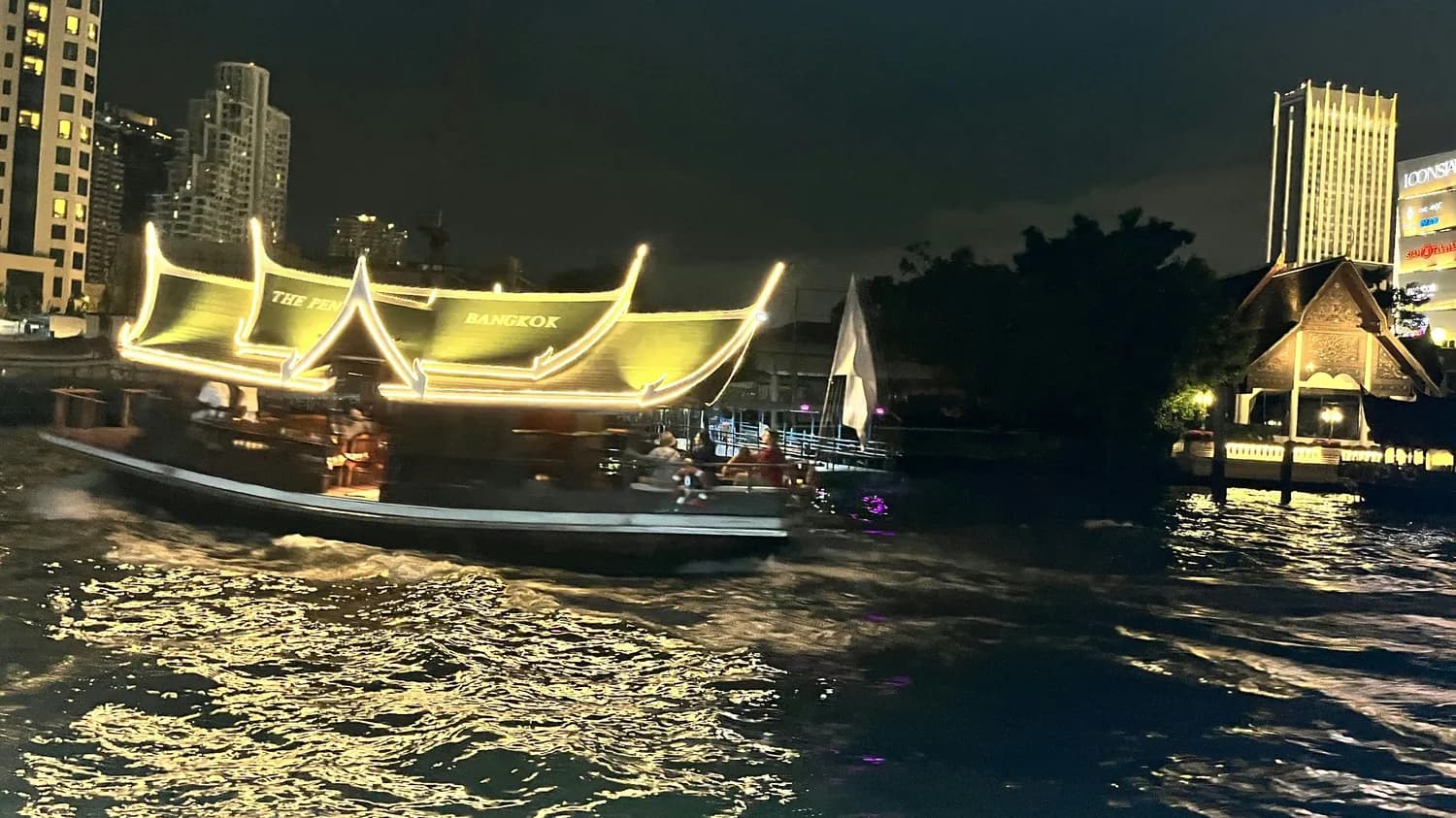 清明上河园：AI科技再现宋朝盛景，白天古意盎然，夜晚灯火迷人