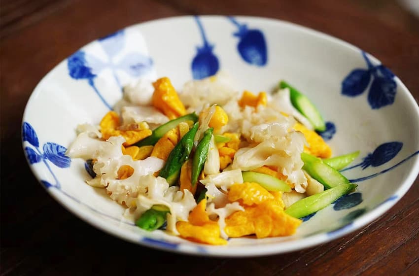 绣球菌炒鸡蛋芦笋，非常不错的食材搭配