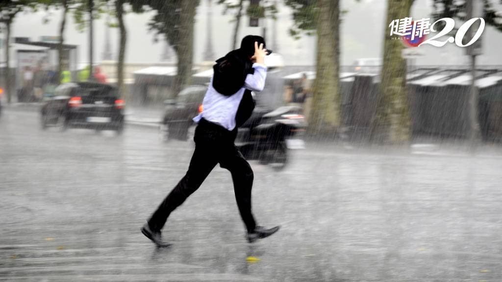 為什麼淋雨容易感冒？淋到雨怎麼辦？醫授4招防毒不怕生病