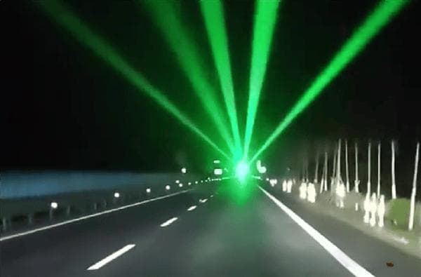 高速上的绿色激光是干啥的？老司机：这都不懂？还跑啥高速？