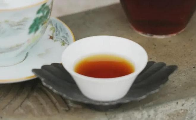 突发脑梗竟与喝茶不当有关？这种“送命式”饮茶恶习别再犯了！