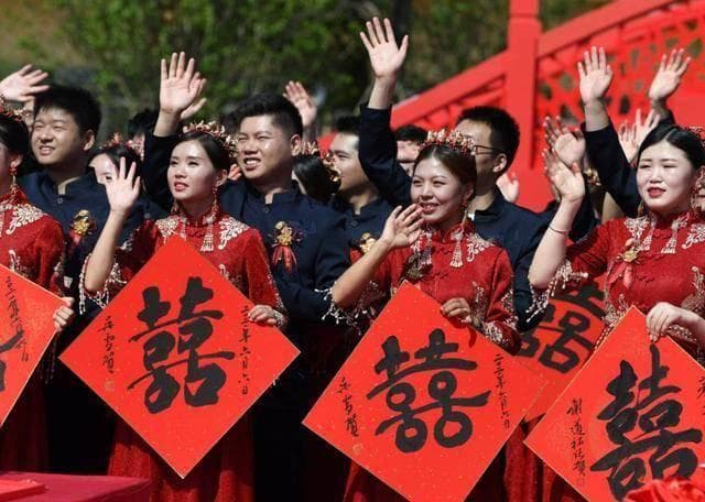 “一夫一妻制”可能会消亡？未来取而代之的，是这3种婚恋模式？