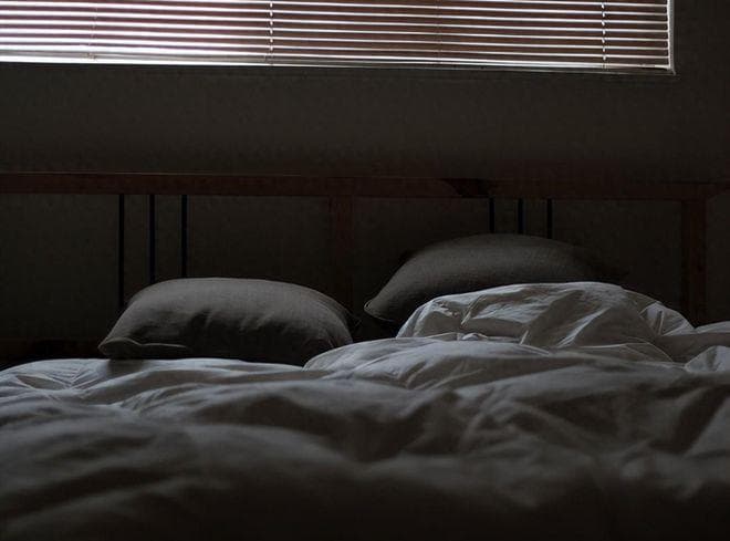 50岁后分床睡：3个好处与4个弊端，如何平衡睡眠与情感？