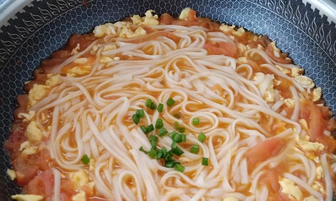 西红柿榨菜鸡蛋面：一道营养与美味兼具的健康美食