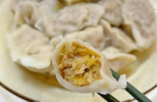 做酸菜猪肉馅饺子，牢记“4个窍门”，饺子酸香味美，好吃不油腻