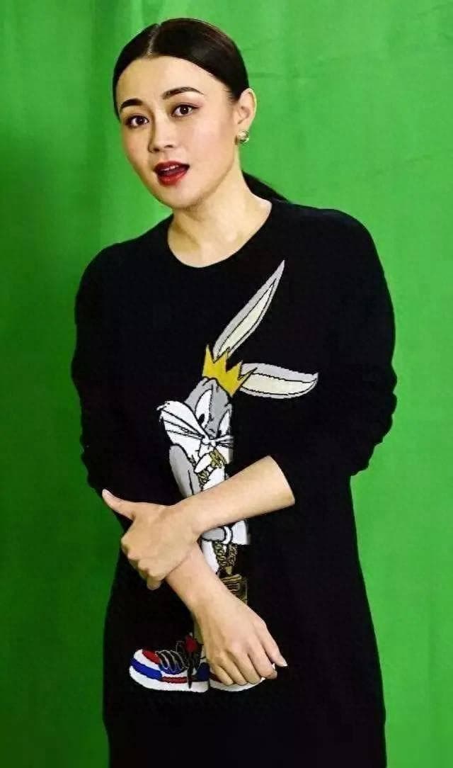 关婷娜：冰山一角的“大”字背后，引发网友热议！
