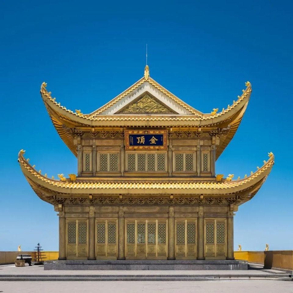 峨眉山金顶：3077米海拔上的佛教圣地与自然奇观