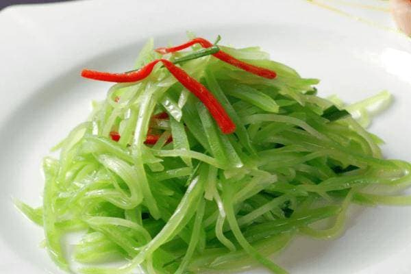 莴笋，以其清脆的口感和清新的味道，成为了许多家庭餐桌上的常客