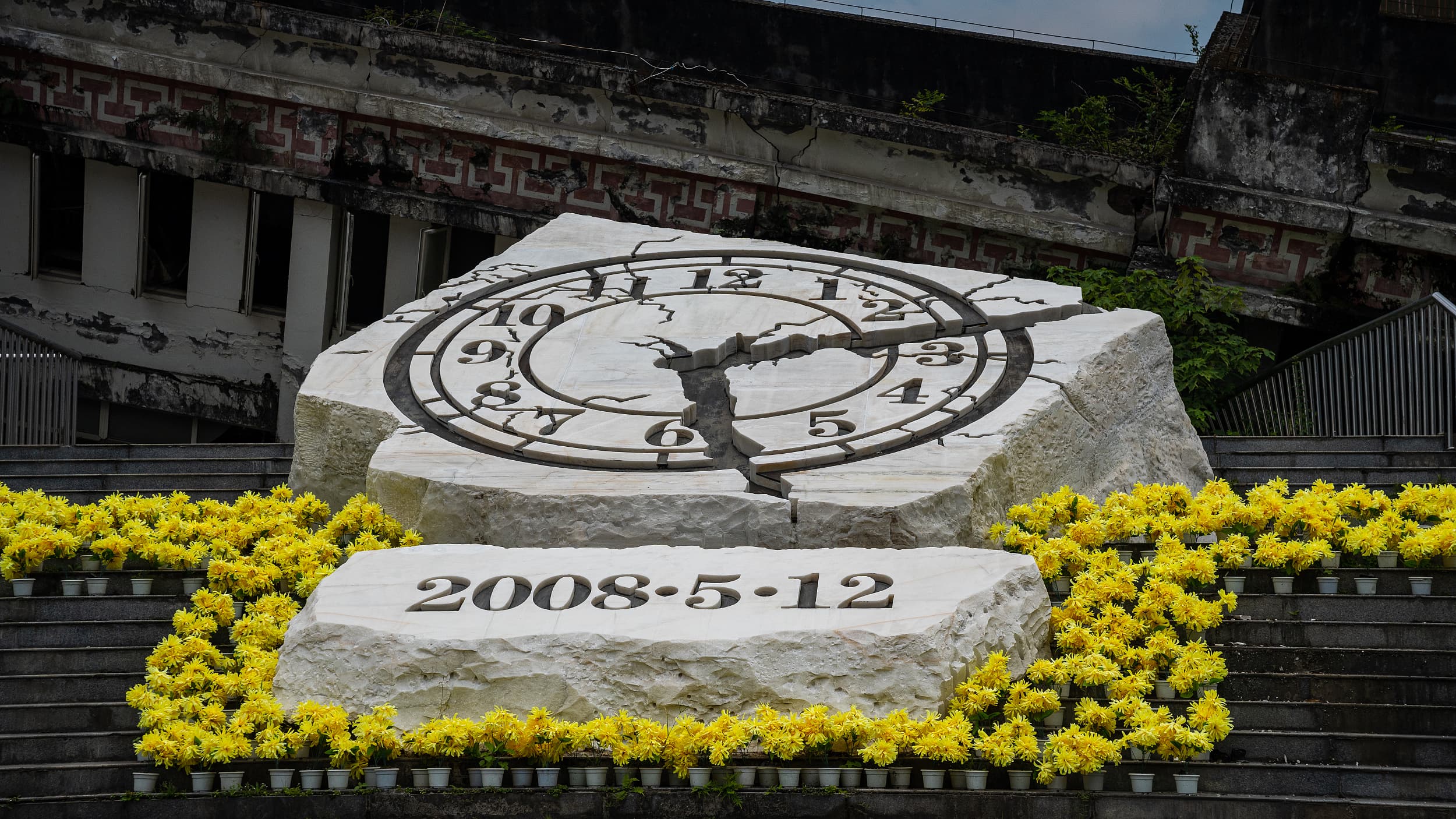 汶川地震16周年：从“敬礼娃娃”到北大学子，他们的故事感动中国