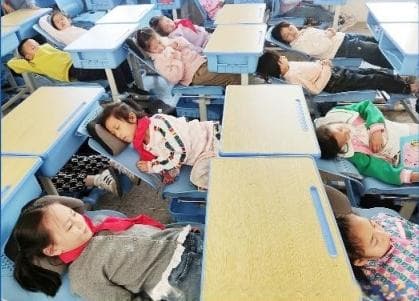 告别"趴着睡" 看南昌学生如何解锁"躺平午休"