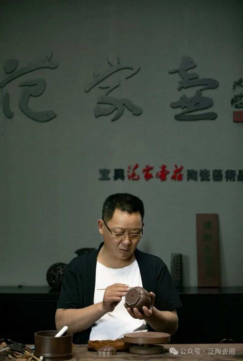 紫砂匠人范伟群：以匠心传承紫砂艺术