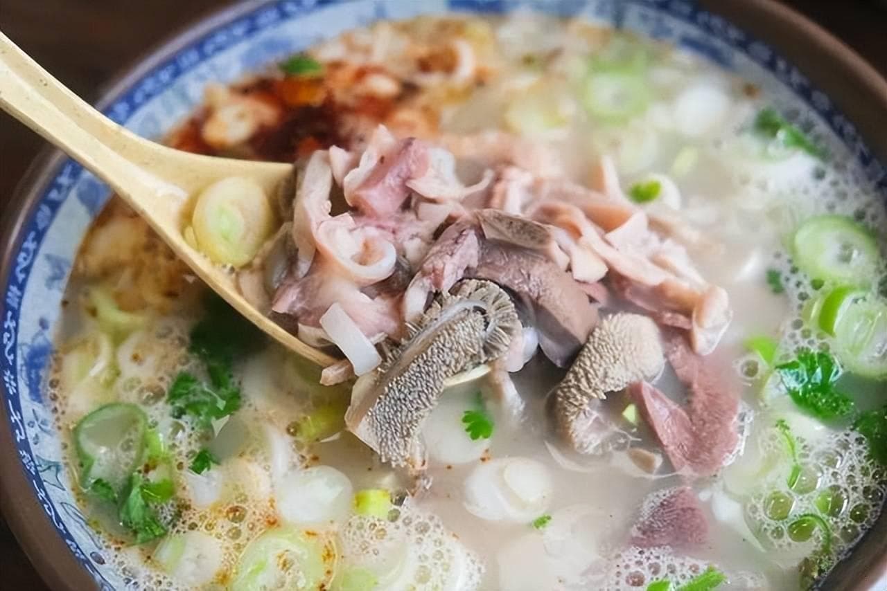 熬羊汤时，调料越多越难喝，只放4样料，羊肉不膻，羊汤奶白