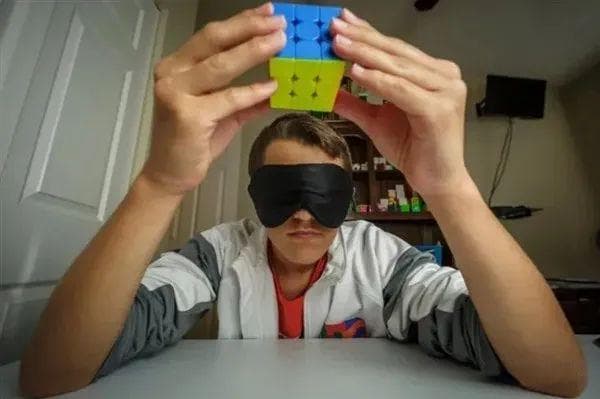 人类思维的速度竟然只有每秒10比特！这么慢怎么活