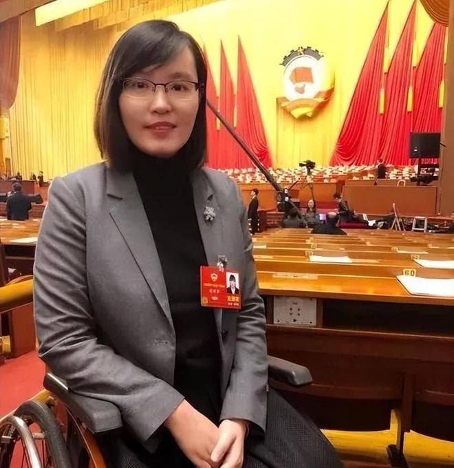 12年前，东北女教师为救学生致双腿截肢，收到1572万捐款，今如何