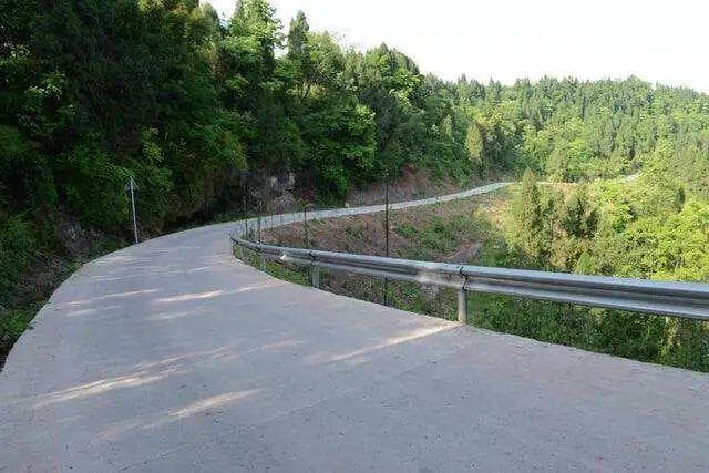 为什么农村公路是水泥路，就不修柏油路？