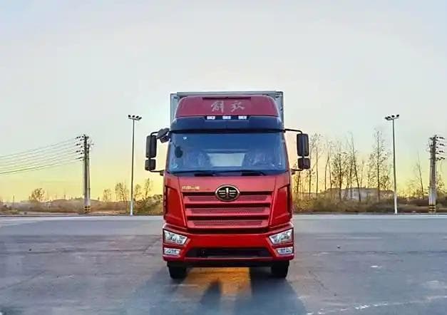 解放单桥鲜活水产品运输车：大型鱼虾水产海鲜恒温运输车