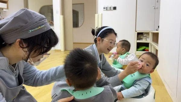 “小托育”托起“大幸福”，江苏出招缓解“带娃难”